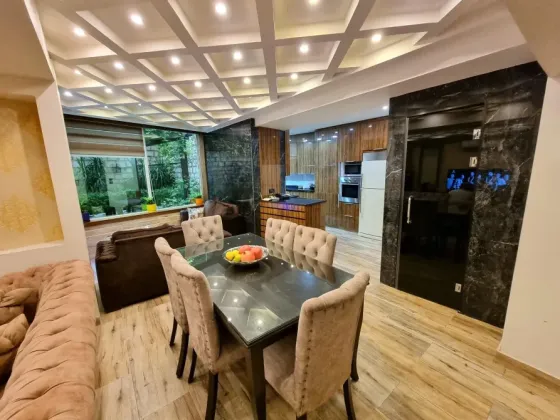 منزل ارضي مع حديقة للبيع/ساحة الشهبندر دمشق