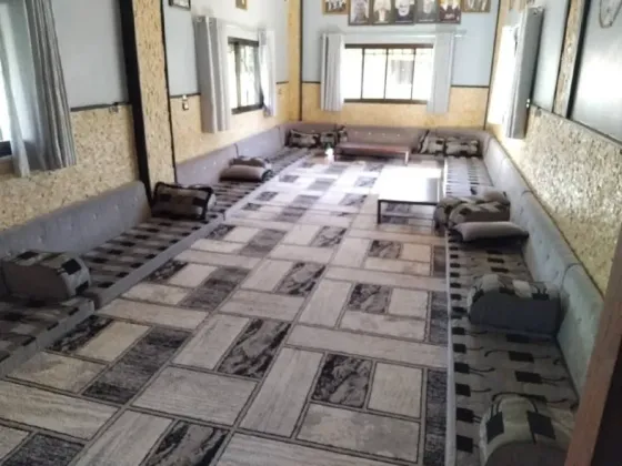 بيت عربي كبير//طريق حمص طرطوس حمص